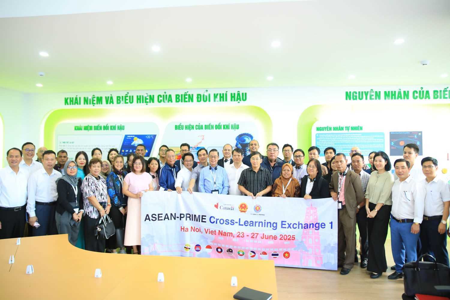 Đoàn công tác của ASEAN thăm Trung tâm giáo dục biến đổi khí hậu